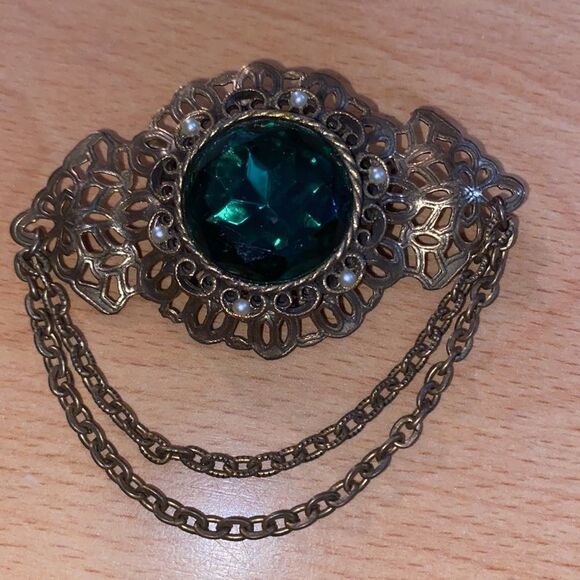 Large Vintage Brooch with Green Stone and Pearls - Picture 5 of 8